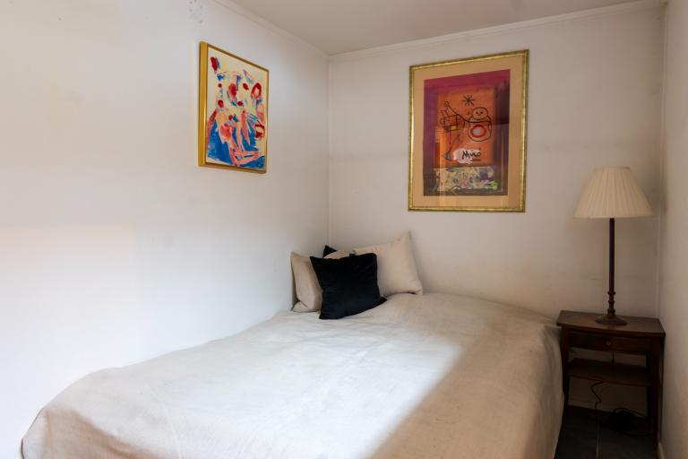 Soverommet med plass til dobbeltseng og graderobeskap. Varmekabler i gulvet og vindu.